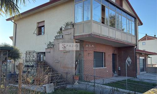 Soluzione bifamiliare con giardino e capannone